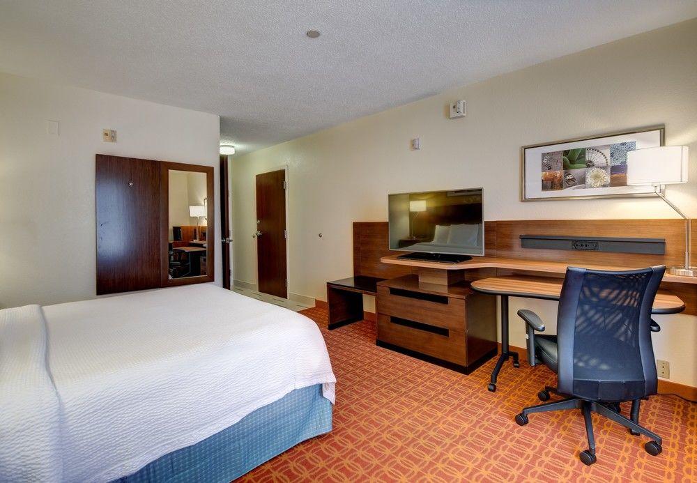 Fairfield Inn And Suites By Marriott Potomac Mills וודברידג' מראה חיצוני תמונה