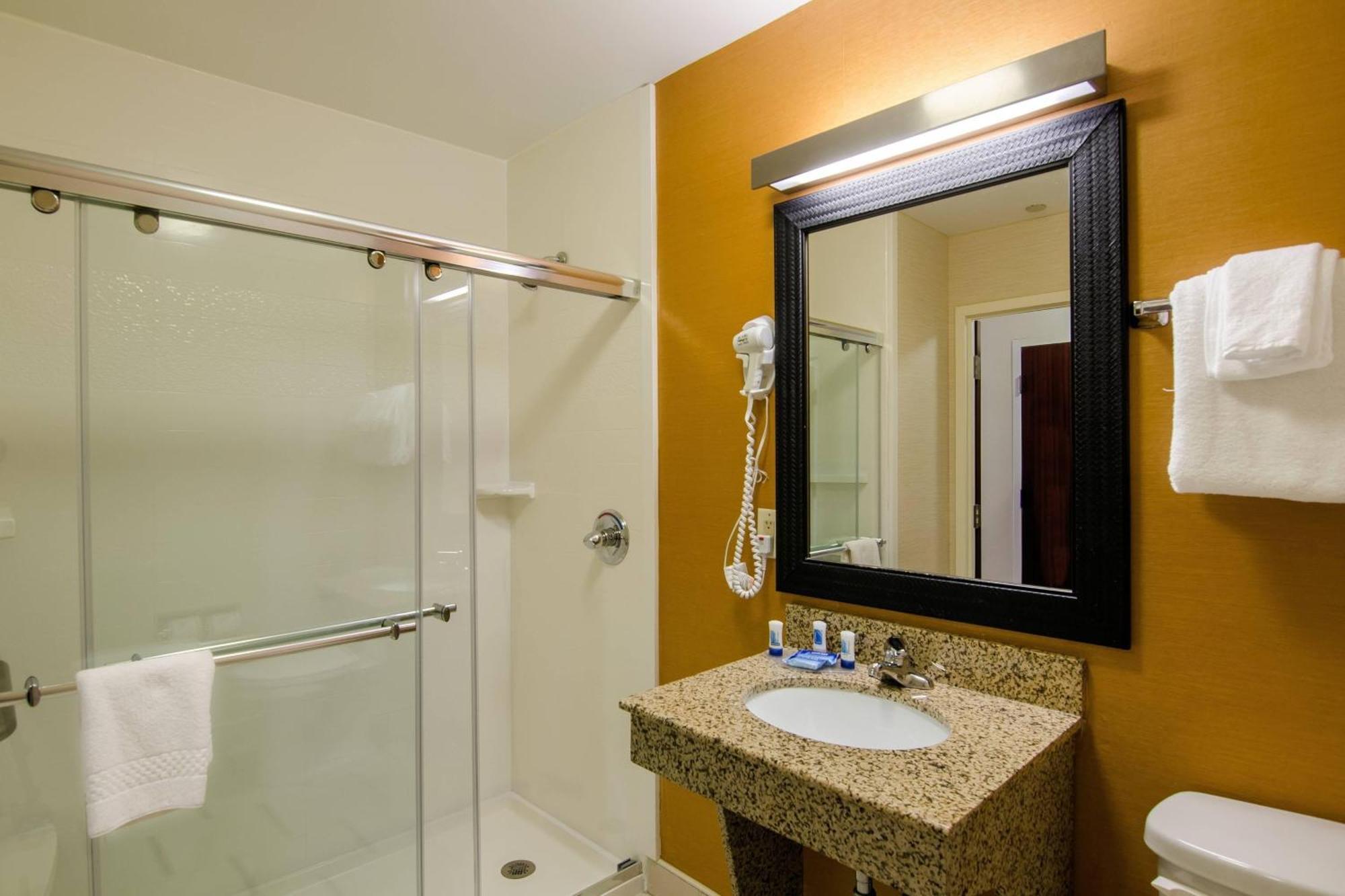 Fairfield Inn And Suites By Marriott Potomac Mills וודברידג' מראה חיצוני תמונה